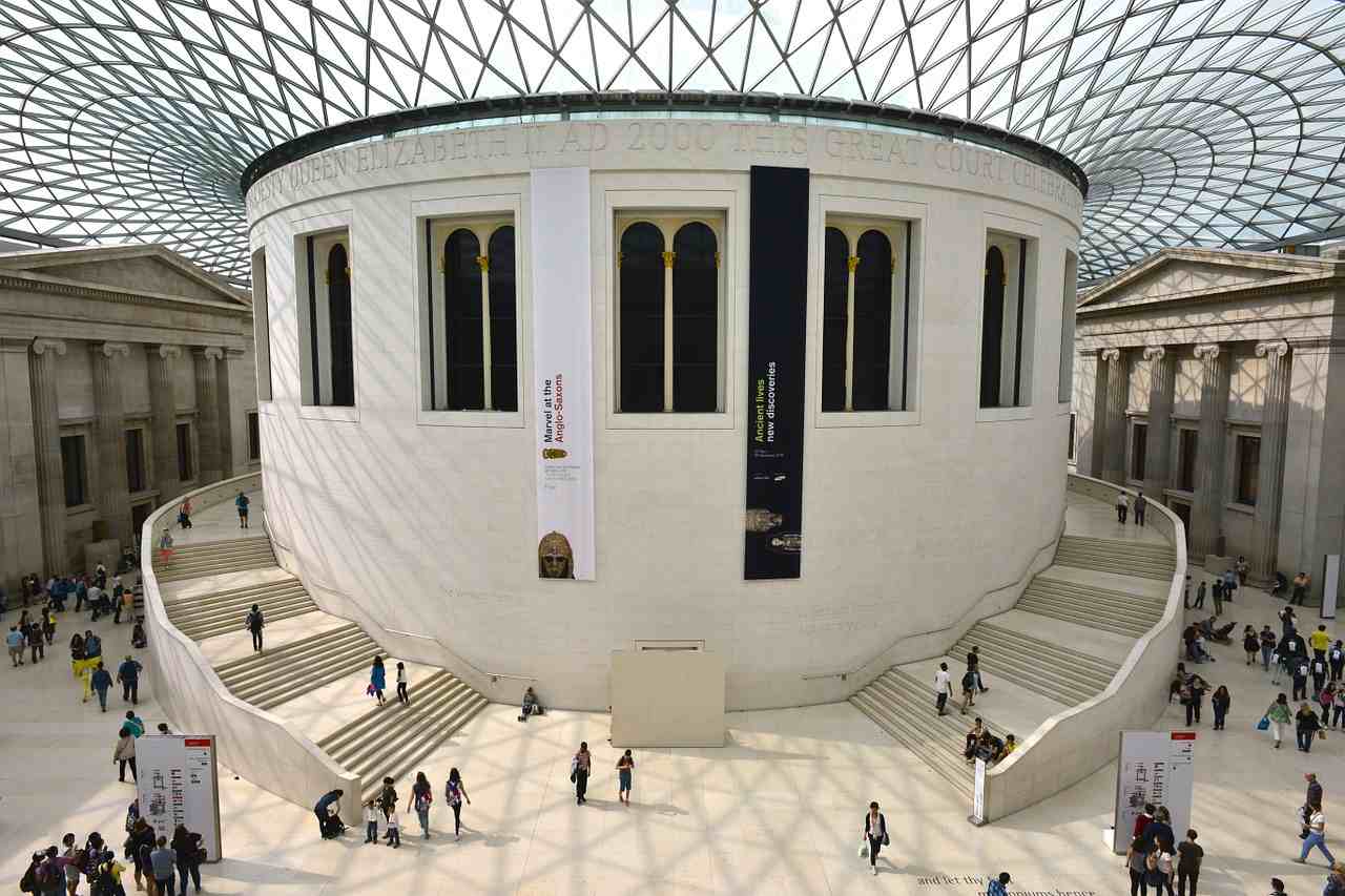 telhado de vidro do British Museum pode ser visto nos museus virtuais