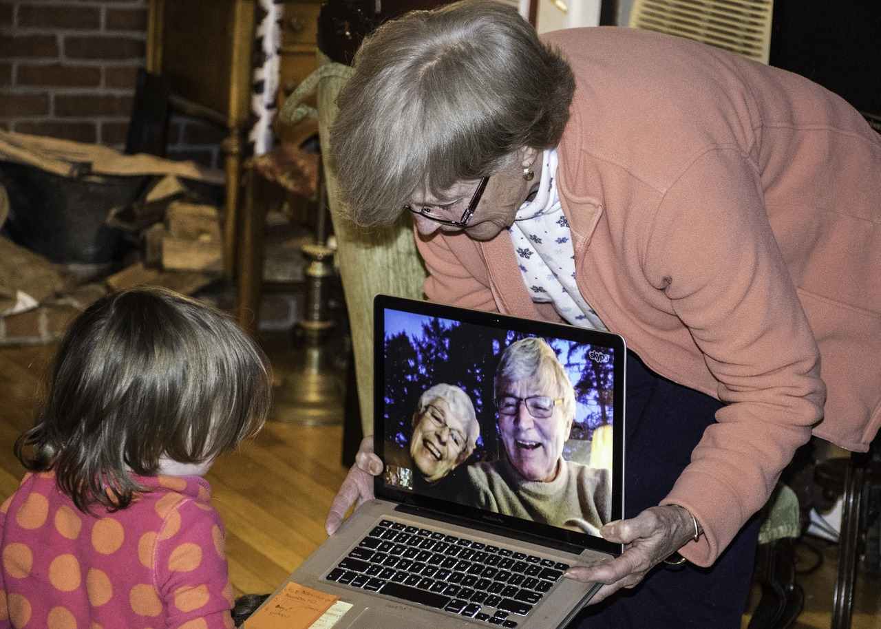criança falando com os seus avós pelo skype criança falando com os seus avós pelo skype