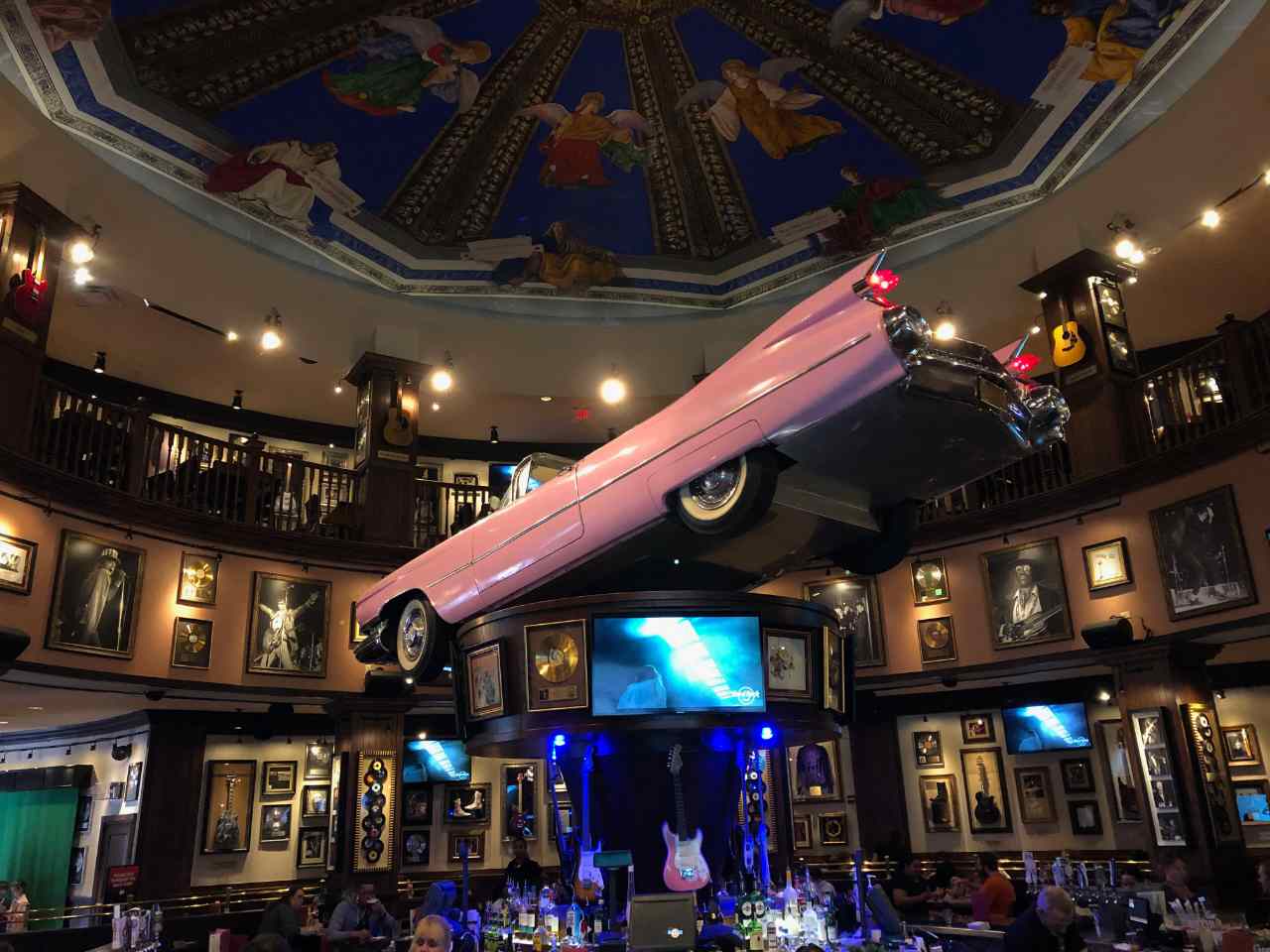 área interna do Hard Rock Cafe, restaurante temático de Orlando