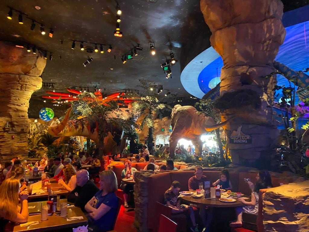 área interna do T-rex Cafe, restaurante temático de Orlando
