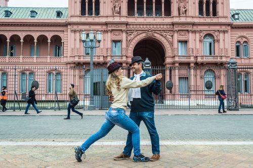 dança em frente a casa rosada Pessoas dançando em frente a Casa Rosada