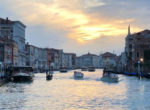 Gôndola e barcos em Veneza