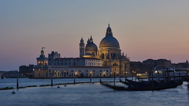 Gôndolas e Praça San Marco, em Veneza