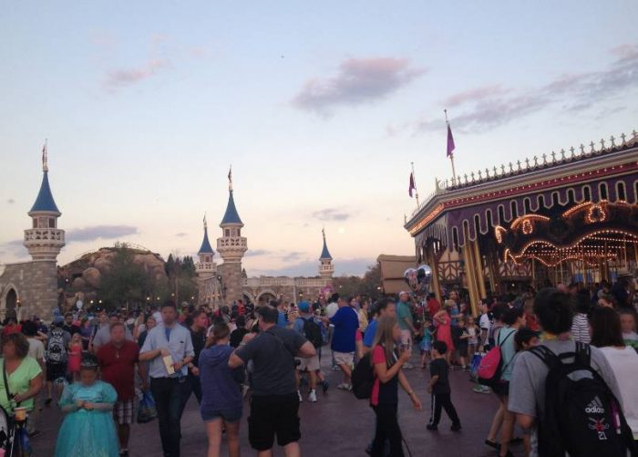 De graça na Disney: parque cheio de pessoas