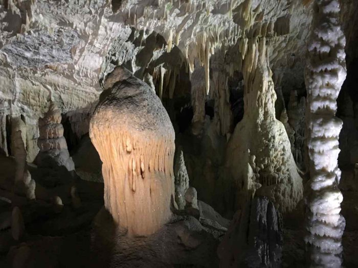 Caverna de Postojana