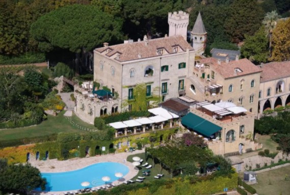 Vista de cima do hotel Villa Cimbrone onde se hospedar na Costa Amalfitana: hotel Villa Cimbrone