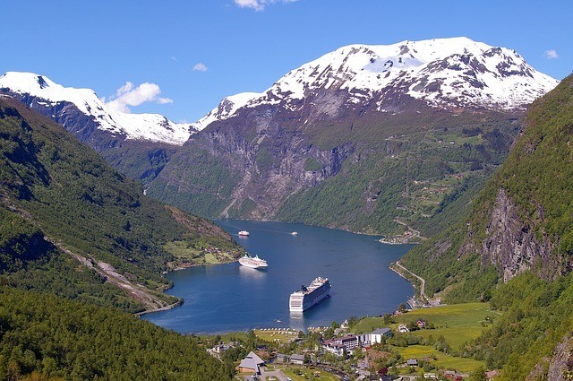 cruzeiro em fiorde na noruega cruzeiro em fiorde na noruega