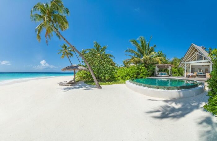 Piscina ao lado de praia nas Maldivas