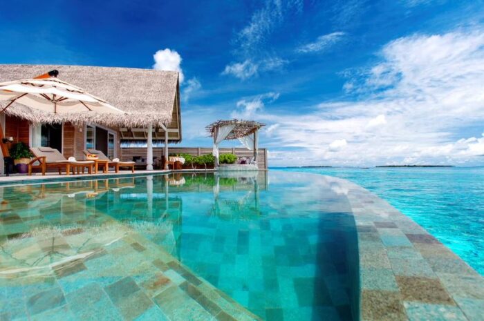 Piscina com borda infinita nas Maldivas