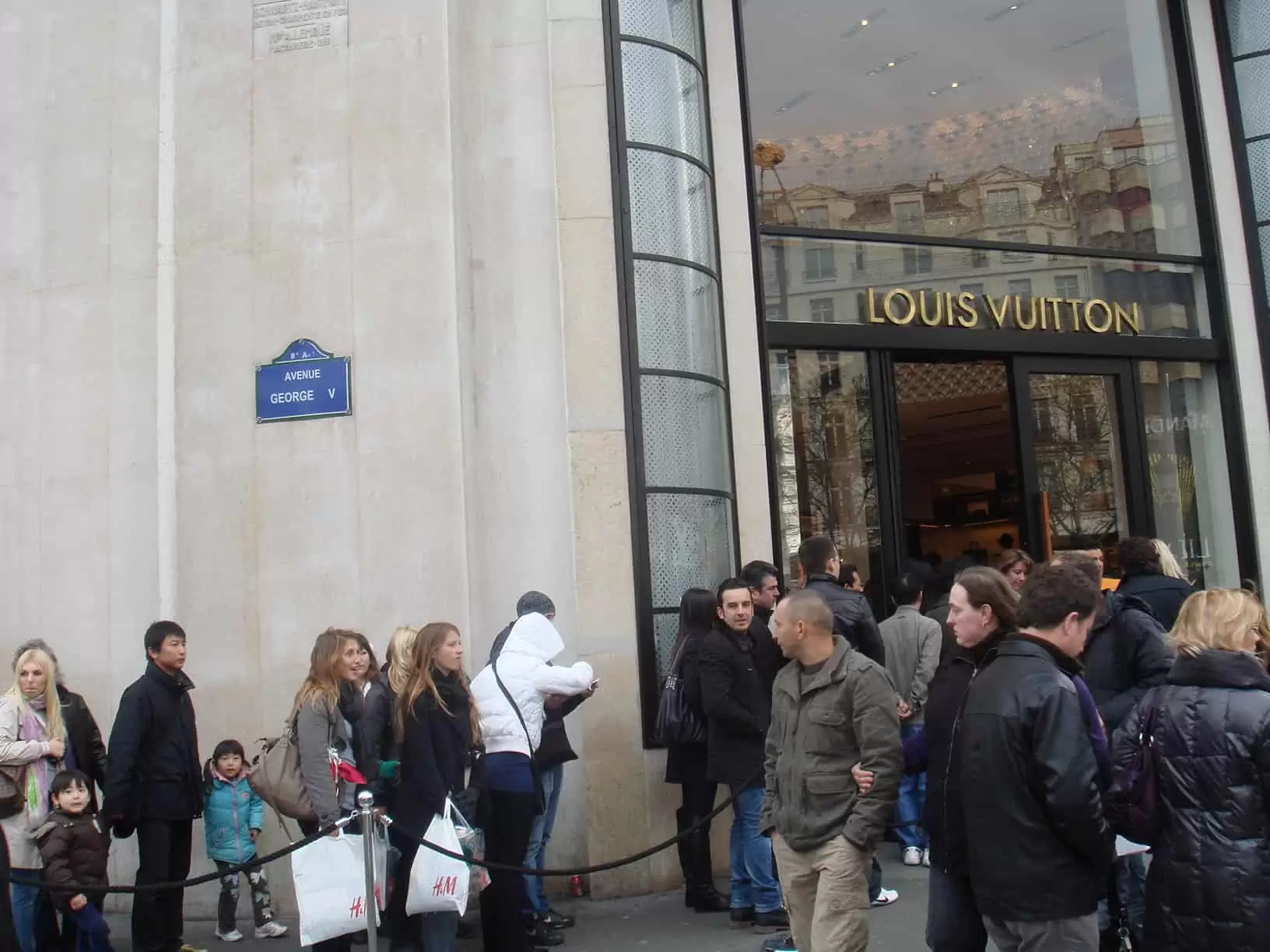 Fila para entrar na Louis Vuitton na champs elysees, em paris Fila para entrar na Louis Vuitton na champs elysees, em paris