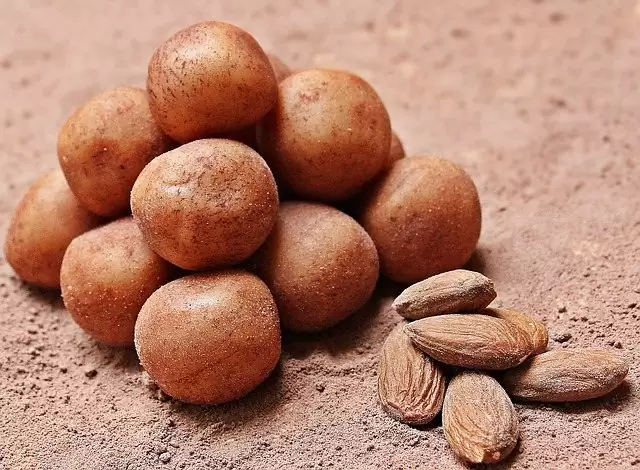 Batatinhas de Marzipan e as amendoas lado a lado Marzipan: as amendoas fazem parte dos marzipans