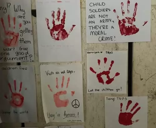 Crianças e a ONU Cartazes com mãos de crianças na ONU