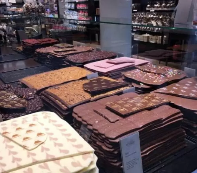 Como o chocolate é vendido em Genebra Placas de chocolate de diferentes sabores em Genebra