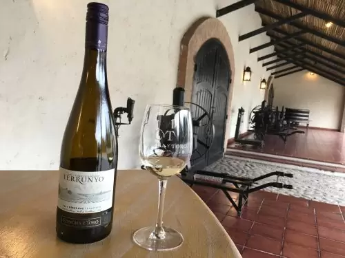Degustação de vinhos Vinho sobre a mesa e decoração medieval ao fundo