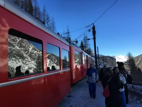 trem no Mar de Glace Trem no Mar de Glace e o movimento de turistas
