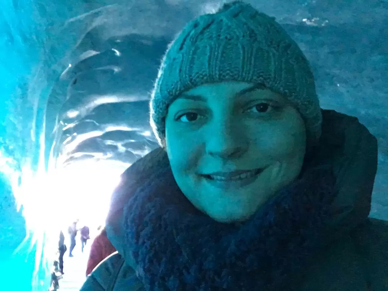 Turista na caverna de gelo em Chamonix Turista na caverna de gelo em Chamonix