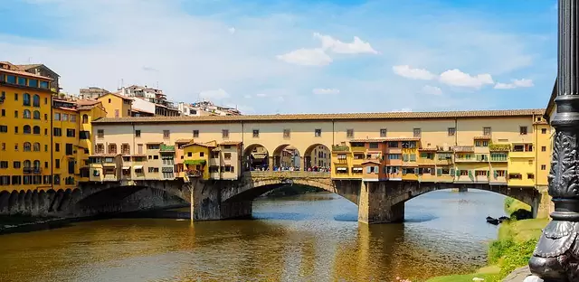 A Ponte Vecchio e o rio Arno abaixo