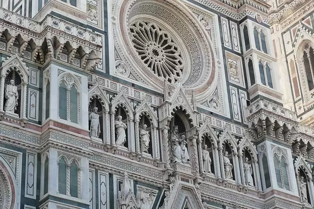 Detalhes da arquitetura da Duomo, em Florença
