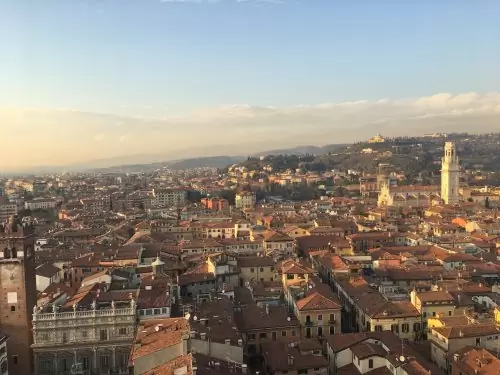 Como é a cidade de verona Vista da Torri del Lamberti em Verona