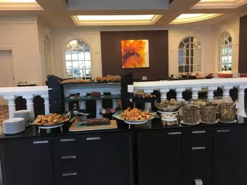 Café da manhã belga Buffet de pães, bolos, grãos e frutas em Bruxelas