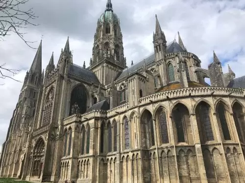 Arquitetura gótica da Catedral de Bayeux