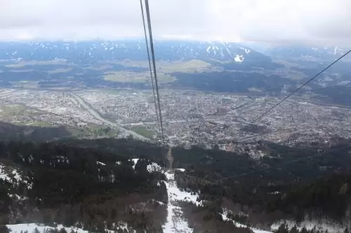 Teleférico para Nordkette no inverno Vista panorâmica de Innsbruck no inverno do teleférico