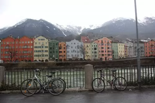 Cartão postal de Innsbruck no inverno Rio Inn e prédios coloridos de Innsbruck no inverno