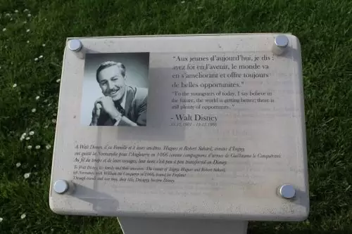 Placa sobre a origem de Walt Disney, na França
