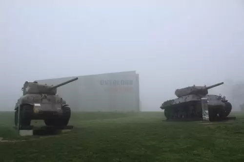 Tanques de guerra na frente do Museu Overlord