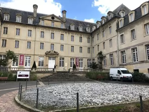 Exterior do prédio onde está a Tapeçaria de Bayeux