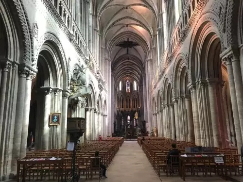 Arquitetura do interior da Catedral de Bayeux