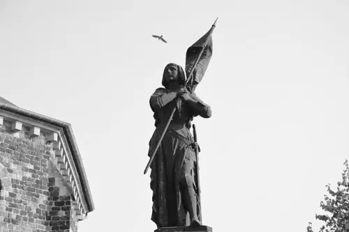 Estátua de Joana d´Arc Estátua de Joana d´Arc em preto e branco
