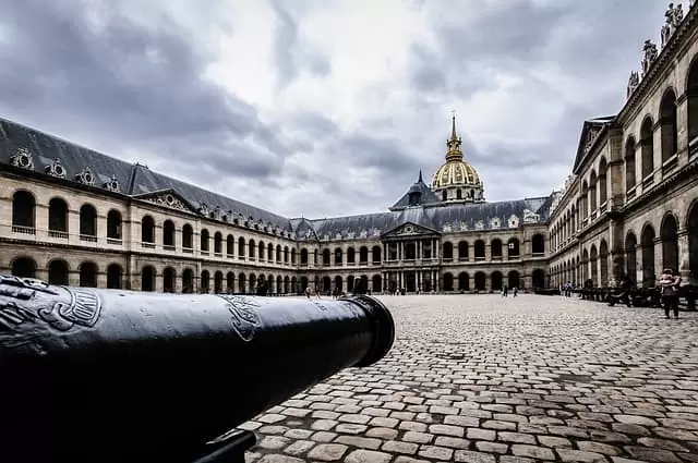 Canhão e Museu des Invalides ao fundo Canhão e Museu des Invalides ao fundo
