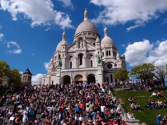 Frente da basílica de Sacré Coeur e o movimento de turistas Frente da basílica de Sacré Coeur e o movimento de turistas