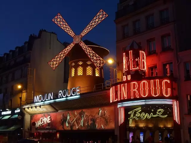 Moulin Rouge iluminado durante a noite Moulin Rouge iluminado durante a noite