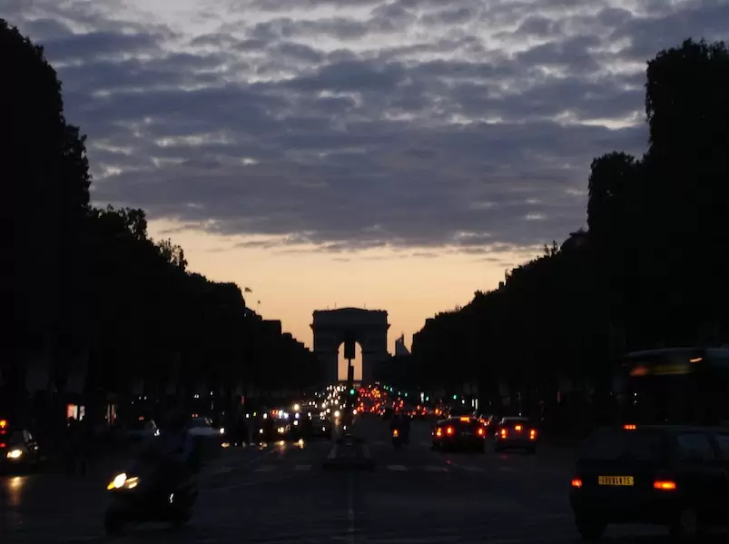 Movimento de carros na avenida Champs-Élysées, em Paris Movimento de carros na avenida Champs-Élysées, em Paris
