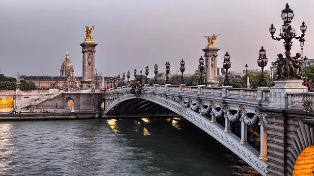 Ponte com obras de arte e o rio Sena, em Paris Ponte com obras de arte e o rio Sena, em Paris