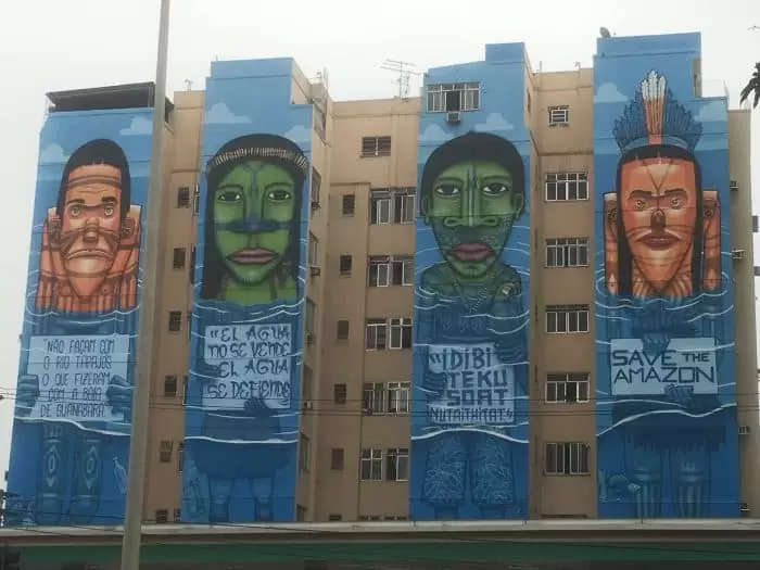 prédio no Rio com pinturas e frases