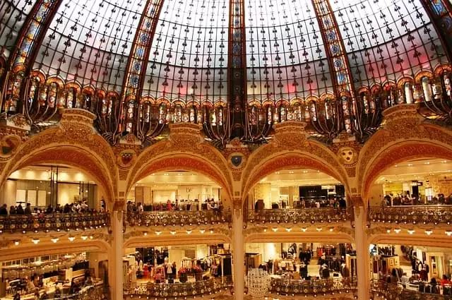 Como é a Galeries Lafayette Arcos e cúpula no interior da Galeries Lafayette