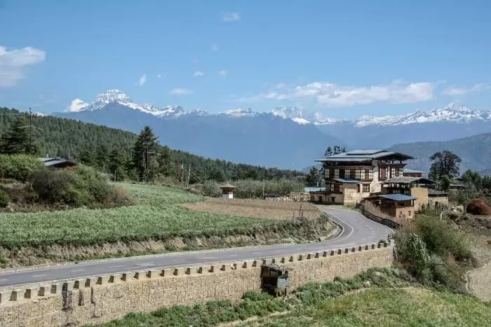 Himalaias Estrada com montes nevados ao fundo