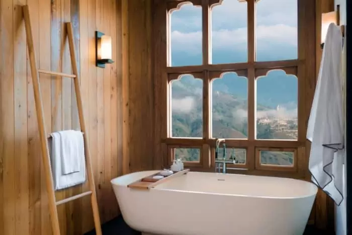 Six Senses Thimphu Paisagem com janela e montanhas ao fundo