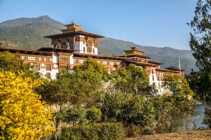 Dzongs do Butão Prédios com arquitetura bonita e montanhas ao fundo