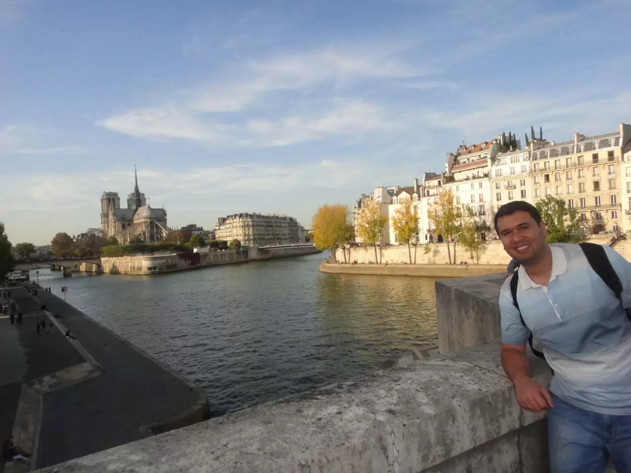 Turista em foto com o Rio Sena e a Notre Dame ao fundo Turista em foto com o Rio Sena e a Notre Dame ao fundo