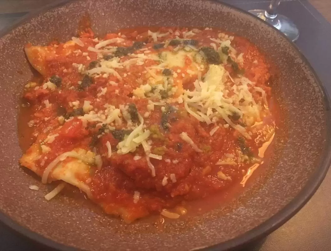 Torteloni artesanal servido com molho de tomate do Bravo Bistrô