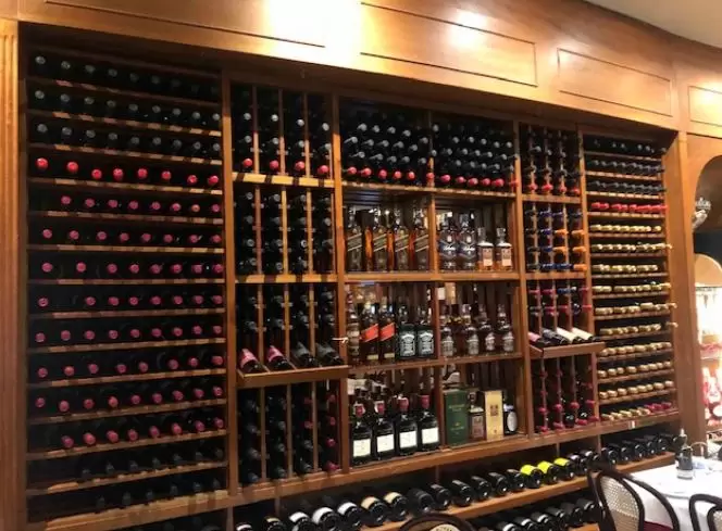 Grande variedade de vinhos no Lellis