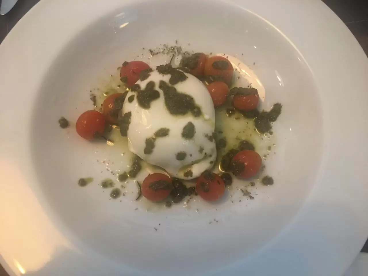 burrata temperada queijo burrata azeite e manjericão