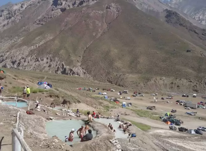 Piscinas termais em Baños Colina, no Chile