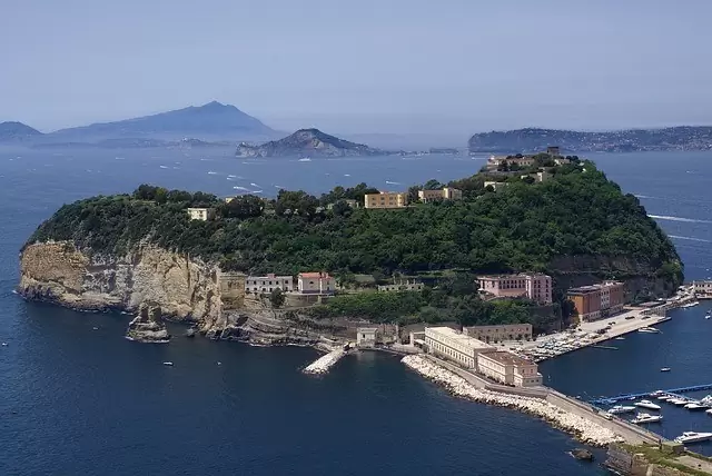 Ilha de Nisida, na Itália, vista de cima Ilha de Nisida
