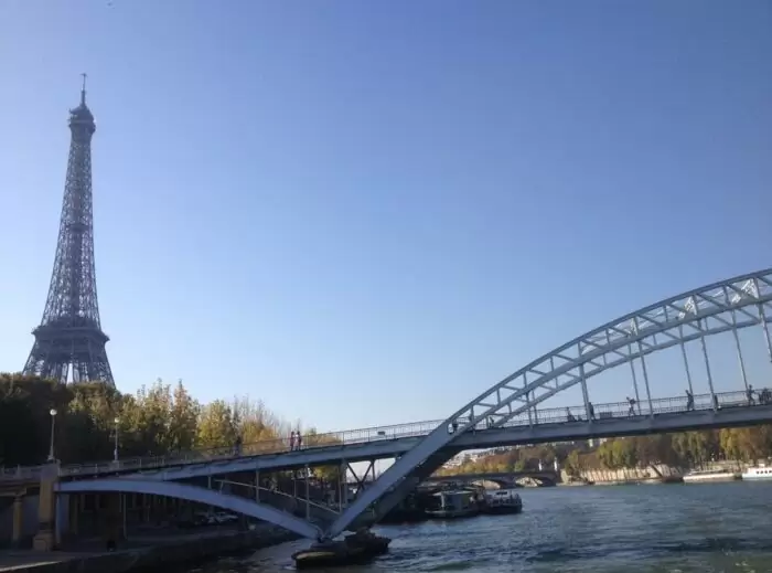 Foto cruzeiro em Paris Foto de dentro do cruzeiro com a Torre Eiffel ao fundo